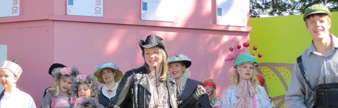 Saapasjalkakissa esiintyjät.